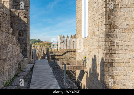 Il castello di Guimarães nel nord del Portogallo Foto Stock