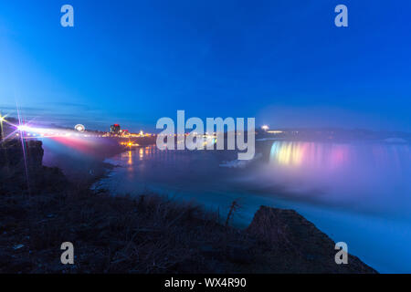 Rainbows alle Cascate del Niagara Foto Stock