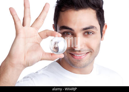 Ritratto di giovane uomo con sfera di cristallo isolato su sfondo bianco. Foto Stock