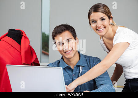 Progettisti che lavorano su Laptop Foto Stock