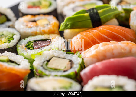 Assortimento di sushi giapponese rotoli nigiri sashimi e Maki Foto Stock