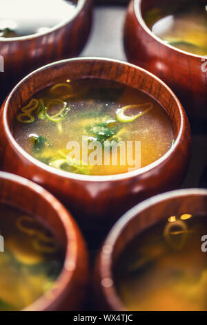 La zuppa di miso giapponese tradizionale pasto in ciotole di legno Foto Stock