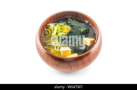 La zuppa di miso giapponese tradizionale pasto nella ciotola di legno isolato su sfondo bianco Foto Stock