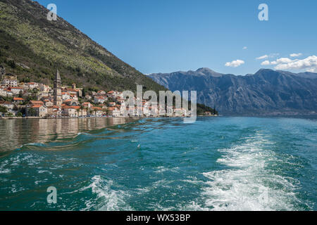 Città Perast visto dalla barca a vela nella Baia di Kotor Foto Stock