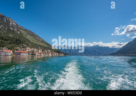 Città Perast visto dalla barca a vela nella Baia di Kotor Foto Stock