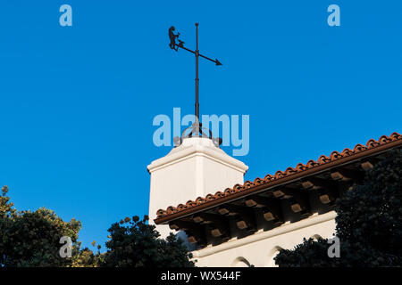 Banderuola sulla sommità di un bianco coloniale spagnola architettura revival edificio di stile con un rosso tetto di tegole - Santa Barbara, California Foto Stock