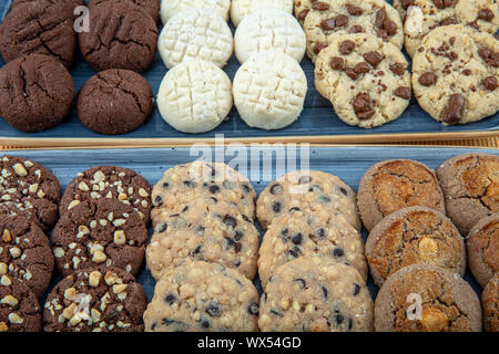 Biscotti dolci biscotti (amaretti). set di deliziosi biscotti di close-up su una piastra su un tavolo. Foto Stock