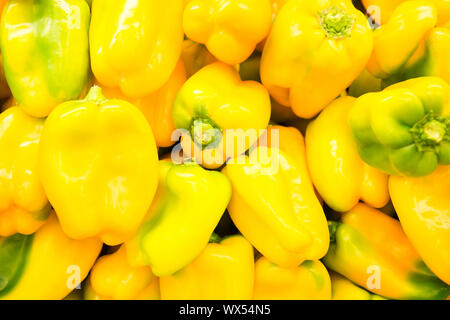 Pila di giallo dolci peperoni al mercato Foto Stock
