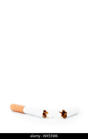 Close up di una sigaretta rotto contro uno sfondo bianco Foto Stock
