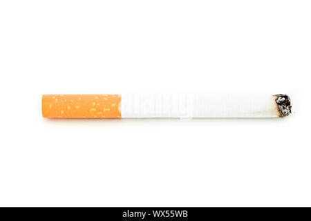 Close up di una sigaretta accesi contro uno sfondo bianco Foto Stock