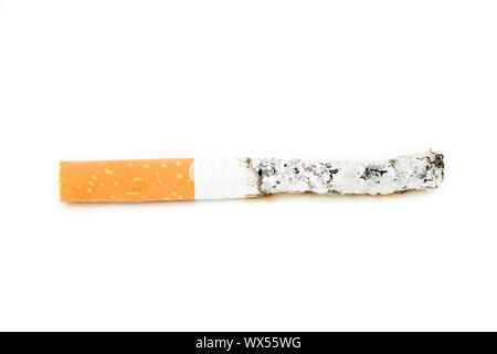 Close up della sigaretta di mettere fuori contro uno sfondo bianco Foto Stock