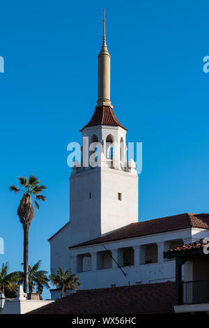Il sole di setting evidenzia un stile coloniale spagnolo revival stile architettonico guglia e palme - Arlington Theatre di Santa Barbara in California Foto Stock