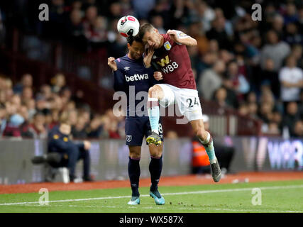 Aston Villa di Frederic Guilbert (a destra) e il West Ham United di Felipe Anderson battaglia per la palla durante il match di Premier League a Villa Park, Birmingham. Foto Stock