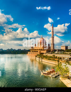 Putrajaya skyline. Fantastica vista della Moschea di Putra Foto Stock