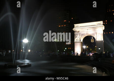 Washington Square Park fontana è un popolare luogo di incontro durante la tarda serata estiva, West Village, Manhattan su luglio 31st, 2019 a New York, Stati Uniti d'America. Foto Stock