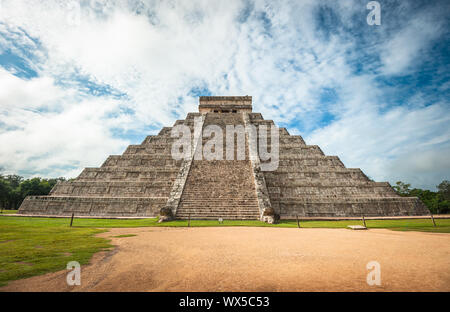 El Castillo o tempio di Kukulkan piramide, Chichen Itza, Yucatan, Messico Foto Stock