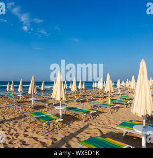 Mattina paradise spiaggia di sabbia bianca, Puglia, Italia Foto Stock