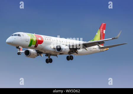 London, Regno Unito - 7 Luglio 2019: TAP Portugal Express Embraer 190 aeroplano a London City Airport (LCY) nel Regno Unito. Foto Stock