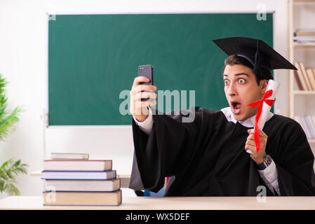 Studente laureato nella parte anteriore della scheda verde Foto Stock