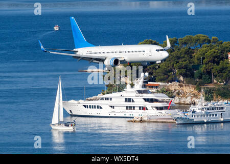 Skiathos, Grecia - Luglio 29, 2019: Neos Boeing 737-800 aeroplano a Skiathos aeroporto (JSI) in Grecia. Foto Stock