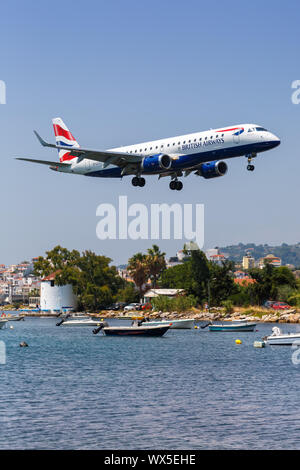 Skiathos, Grecia - 31 Luglio 2019: British Airways BA CityFlyer Embraer 190 aeroplano a Skiathos aeroporto (JSI) in Grecia. Foto Stock