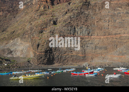 Piccole imbarcazioni a La Gomera porto Foto Stock