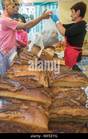 La vendita di pane appena sfornato su un festival Foto Stock