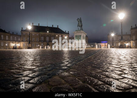 Il Palazzo Amalienborg a Copenaghen di notte Foto Stock