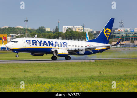 Varsavia, Polonia - 26 Maggio 2019: Ryanair Sun Boeing 737-800 aereo all aeroporto di Varsavia (WAW) in Polonia. Foto Stock