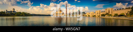 Putrajaya skyline. Vista incredibile di Putra moschea. Panorama Foto Stock