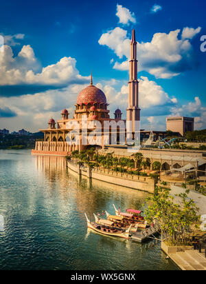 Putrajaya skyline. Fantastica vista della Moschea di Putra Foto Stock