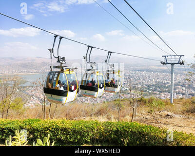 Cochabamba - Bolivia, 13 agosto 2019: Funivia gondola porta i passeggeri fino al Cristo de la Concordia statua a Cochabamba Foto Stock