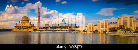 Putrajaya skyline. Vista incredibile di Putra moschea. Panorama Foto Stock