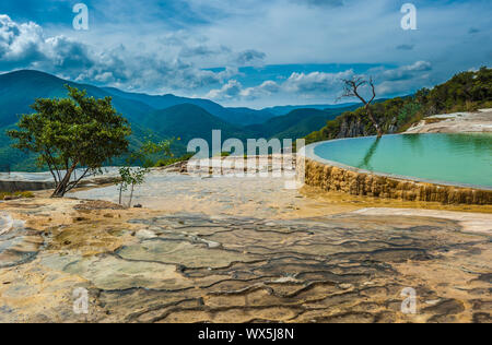 Hierve el Agua, naturali formazioni rocciose nello stato messicano di Oaxaca Foto Stock