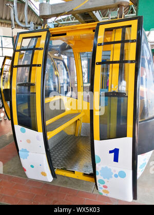 Cochabamba - Bolivia, 13 agosto 2019: Funivia gondola porta i passeggeri fino al Cristo de la Concordia statua a Cochabamba Foto Stock