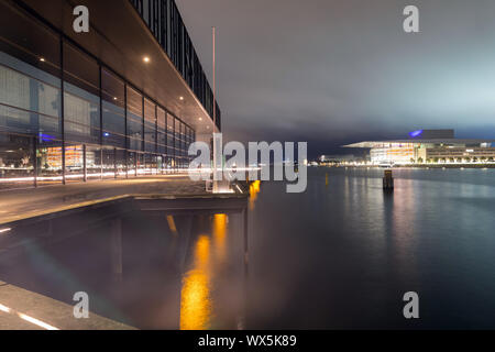 Il Royal Danish Playhouse, o Skuespilhuset, affacciato sul porto di Copenhagen. Attraverso l'acqua sulla destra è Copenaghen Opera House o Operae Foto Stock