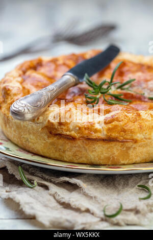 Francese tradizionale torta chiusa con patate. Foto Stock