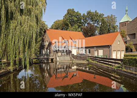 Parco e watergate di fiume Berkel e St Georg chiesa, Vreden, Muensterland, Germania, Europa Foto Stock