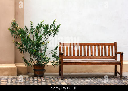 Svuotare panca in legno Foto Stock