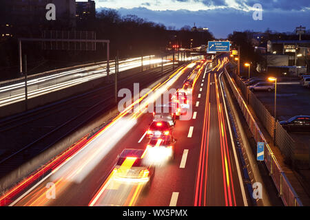 Il traffico su autostrada A40 di sera, Essen, la zona della Ruhr, Renania settentrionale-Vestfalia, Germania, Europa Foto Stock