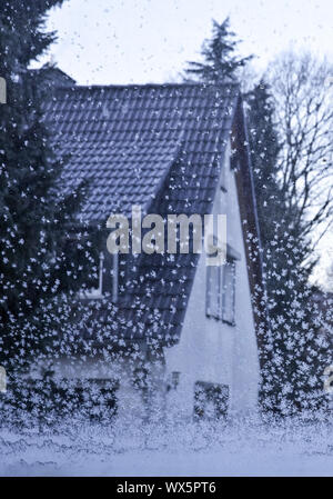 Vista attraverso un vetro di finestra con i cristalli di ghiaccio in una casa residenziale, Witten, Germania, Europa Foto Stock