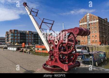 GLOUCESTER QUAYS, Inghilterra - Settembre 2019: Vintage gru portuali nella rigenerata ex docks in Gloucester Quays. Foto Stock