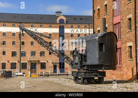 GLOUCESTER QUAYS, Inghilterra - Settembre 2019: Vintage dockside gru a vapore nel rigenerata ex docks in Gloucester Quays. Foto Stock