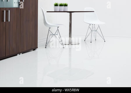 La riflessione di mobili in liscia e pavimento lucido Foto Stock