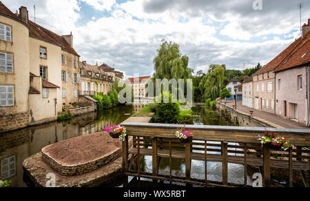 Il fiume Bourbince e weir a Paray le Monial, Borgogna, in Francia il 7 settembre 2019 Foto Stock