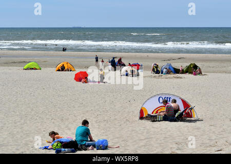 Persone sulla spiaggia dell'isola di Texel (Paesi Bassi) Foto Stock
