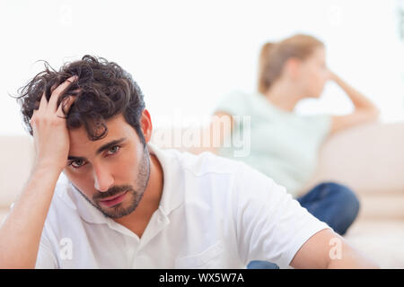 Triste giovane pazza a vicenda nel loro salotto Foto Stock