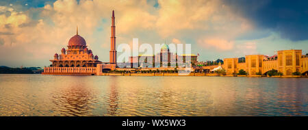 Putrajaya skyline. Vista incredibile di Putra moschea. Panorama Foto Stock