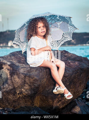 Bambina con ombrellone Foto Stock