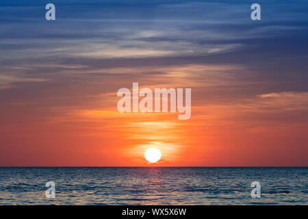 Tramonto sull'oceano e nuvole Foto Stock